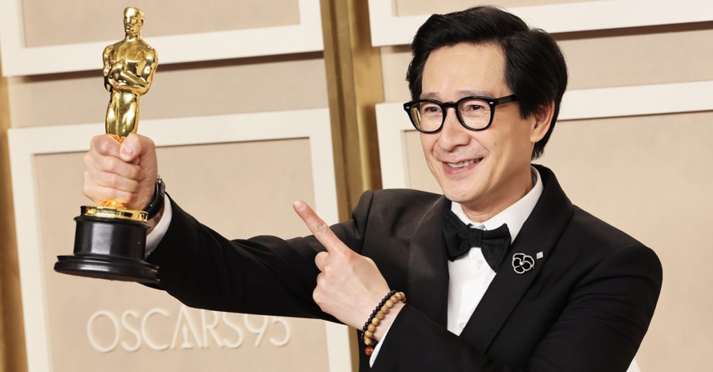 Oscar 2023: Ke Huy Quan riceve le congratulazioni delle co-star dei Goonies