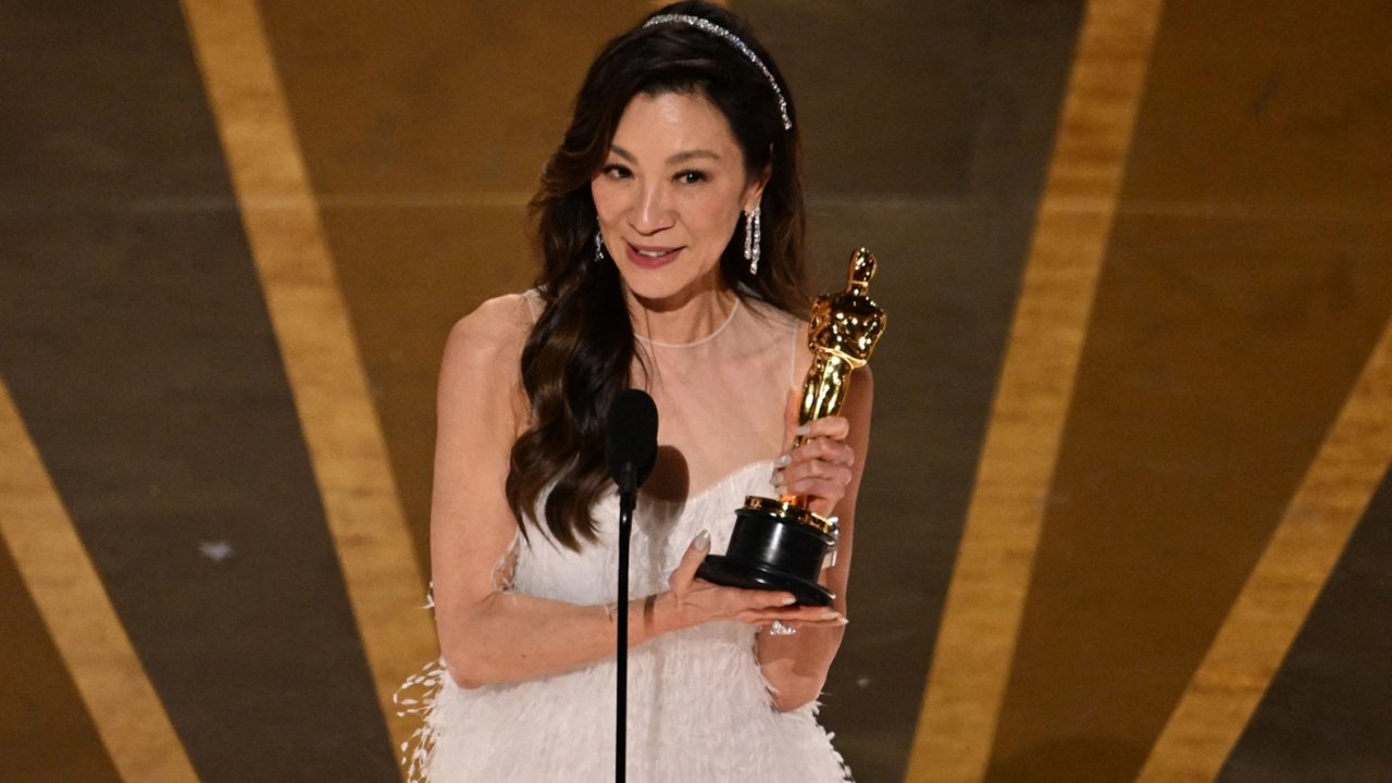Oscar 2023, Helen Mirren è entusiasta per la vittoria di Michelle Yeoh: 'Ho visto un cambiamento culturale'