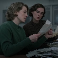 Lo strangolatore di Boston: Carrie Coon e Keira Knightley in una foto del film