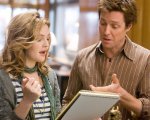 Hugh Grant insulta il modo di cantare di Drew Barrymore e l'attrice gli risponde per le rime
