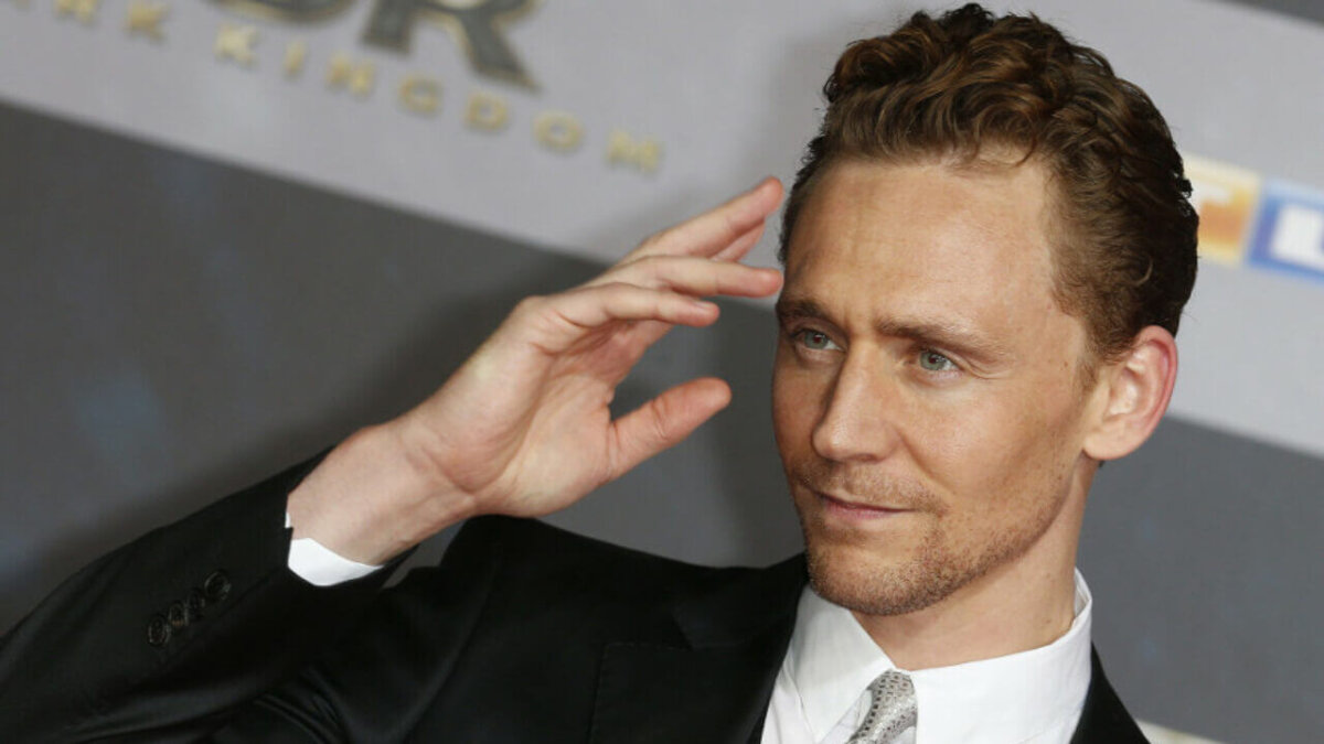 The Night Manager: Tom Hiddleston ha conosciuto la sua controparte indiana in videochiamata