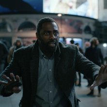 Luther - Verso l'Inferno, Idris Elba in un momento di concitazione