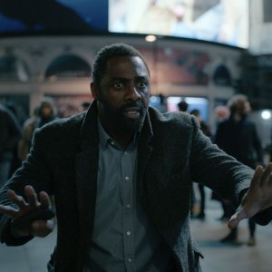 Luther - Verso l'Inferno, Idris Elba in un momento di concitazione