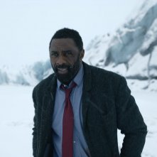 Luther - Verso l'inferno, un primo piano di Idris Elba in Norvegia