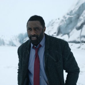 Luther - Verso l'inferno, un primo piano di Idris Elba in Norvegia