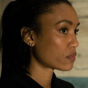 Agent Game: Annie Ilonzeh in una scena del film