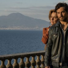 Inganno: Monica Guerritore e Giacomo Gianniotti in una foto promozionale