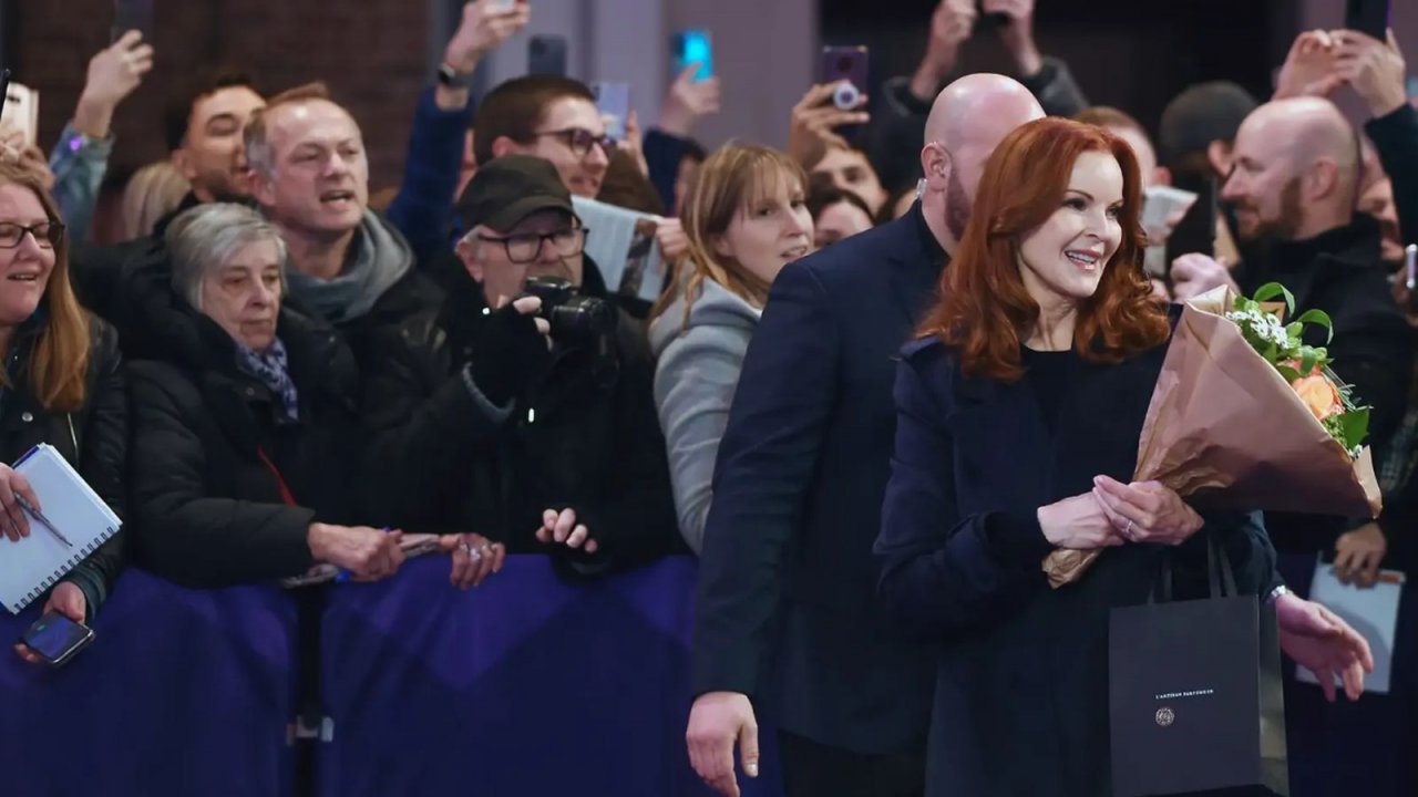 Marcia Cross, la star di Desperate Housewives evacuata dal red carpet in Francia per le proteste contro Macron
