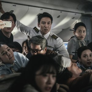 Emergency Declaration: una scena del film