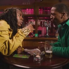 Ritrovarsi in Rye Lane: David Jonsson e Vivian Oparah in una scena al pub