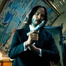 John Wick 4, Keanu Reeves carica la pistola in una scena