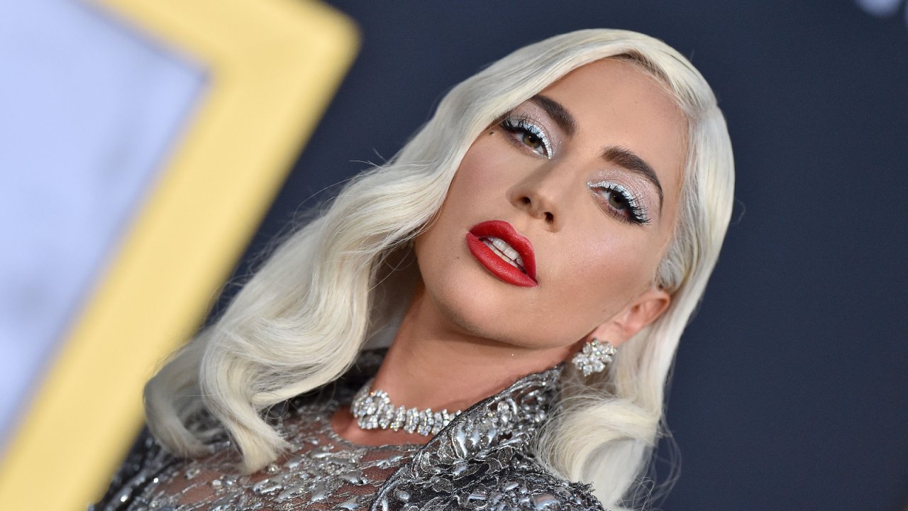 Joker: Folie à Deux, Lady Gaga bacia una donna in un nuovo video dal set