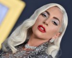 Joker: Folie à Deux, Lady Gaga bacia una donna in un nuovo video dal set