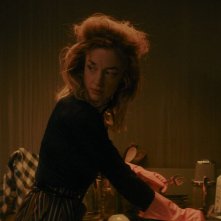 Please Baby Please: Andrea Riseborough lava i piatti