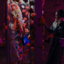 Please Baby Please: Andrea Riseborough e Cole Escola in una scena