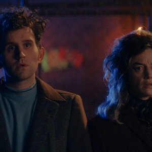 Please Baby Please: lo sguardo stupito di Andrea Riseborough e Harry Melling