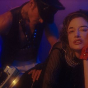 Please Baby Please: Andrea Riseborough, Karl Glusman e un ferro da stiro