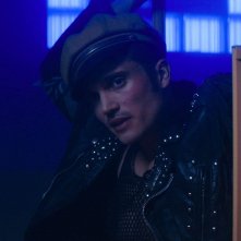 Please Baby Please: Karl Glusman in una  posa sensuale