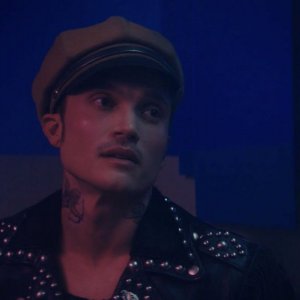 Please Baby Please, Karl Glusman in una scena del film