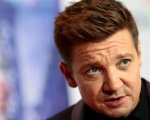 Jeremy Renner torna a camminare dopo l'incidente: 'Adesso il mio corpo deve riposare e recuperare' (VIDEO)