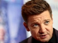 Jeremy Renner torna a camminare dopo l'incidente: 'Adesso il mio corpo deve riposare e recuperare' (VIDEO)