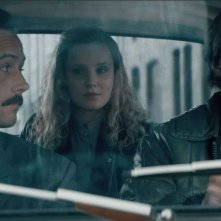 Tetris: Nikita Efremov, Taron Egerton e Sofya Lebedeva in auto