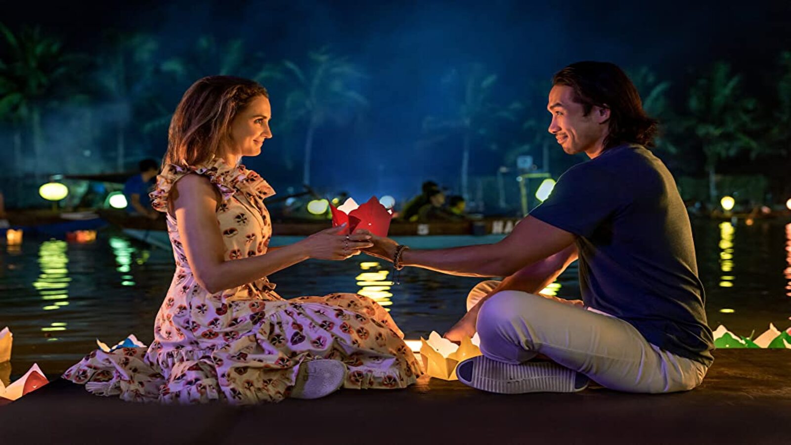 A Tourist's Guide to Love, partiamo all'avventura con Rachael Leigh Cook nel trailer della rom-com Netflix