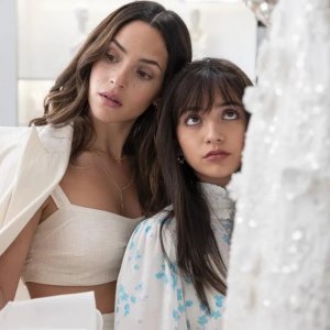 Il padre della sposa - Matrimonio a Miami: Isabela Merced, Adria Arjona in una scena del film