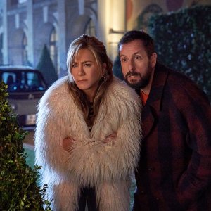 Murder Mystery 2: Jennifer Aniston e Adam Sandler in una scena del film