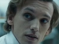 Jamie Campbell Bower star di Witchboard, il remake dell'horror Spiritika