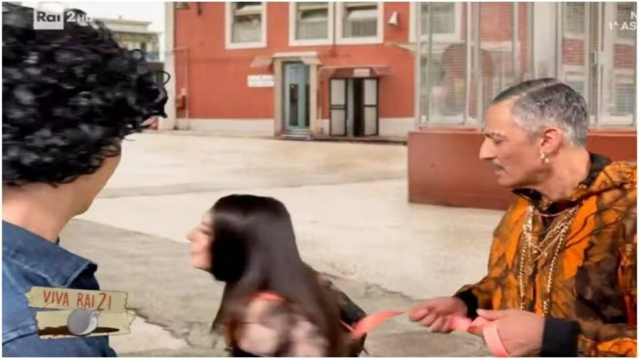 Mare Fuori, Fiorello a Viva Rai2 tiene al guinzaglio Rosa Ricci (Video)