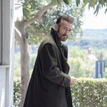 Rocco Schiavone 5: MArco Giallini in una scena