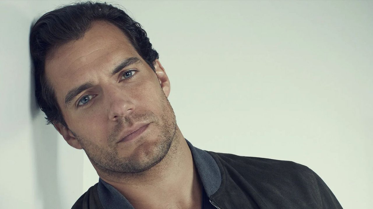 Henry Cavill e Guy Ritchie in una foto dal set di The Ministry of Ungentlemanly Warfare