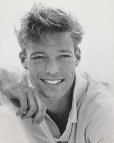 The Relevant Queer Actor Richard Chamberlain Smiling Outdoors Photo Unknown Thumb