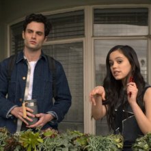 You: Penn Badgley e Jenna Ortega in una scena