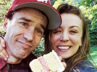 Kaley Cuoco e Tom Pelphrey annunciano l'arrivo della loro prima figlia