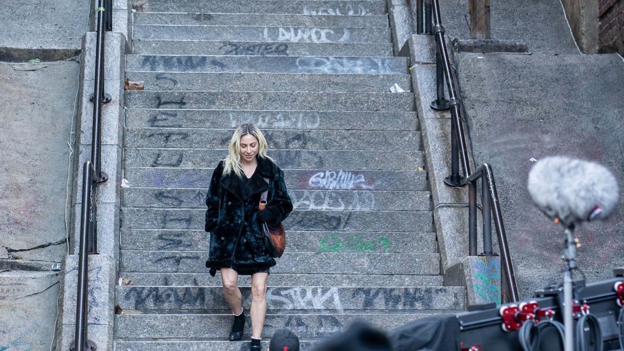 Joker 2: Joaquin Phoenix e Lady Gaga ballano sulla scalinata come nel primo film