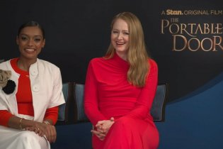 The Portable Door: intervista Miranda Otto e Sophia Wilde