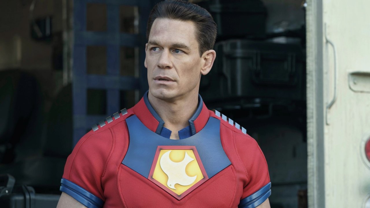 DC Universe: James Gunn aggiorna i fan su Peacemaker 2 e risponde ironico ai fan di Henry Cavill