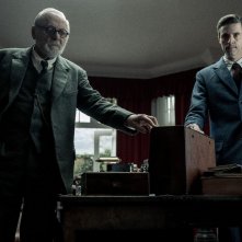 Freud's Last Session: Matthew Goode e Anthony Hopkins in una scena