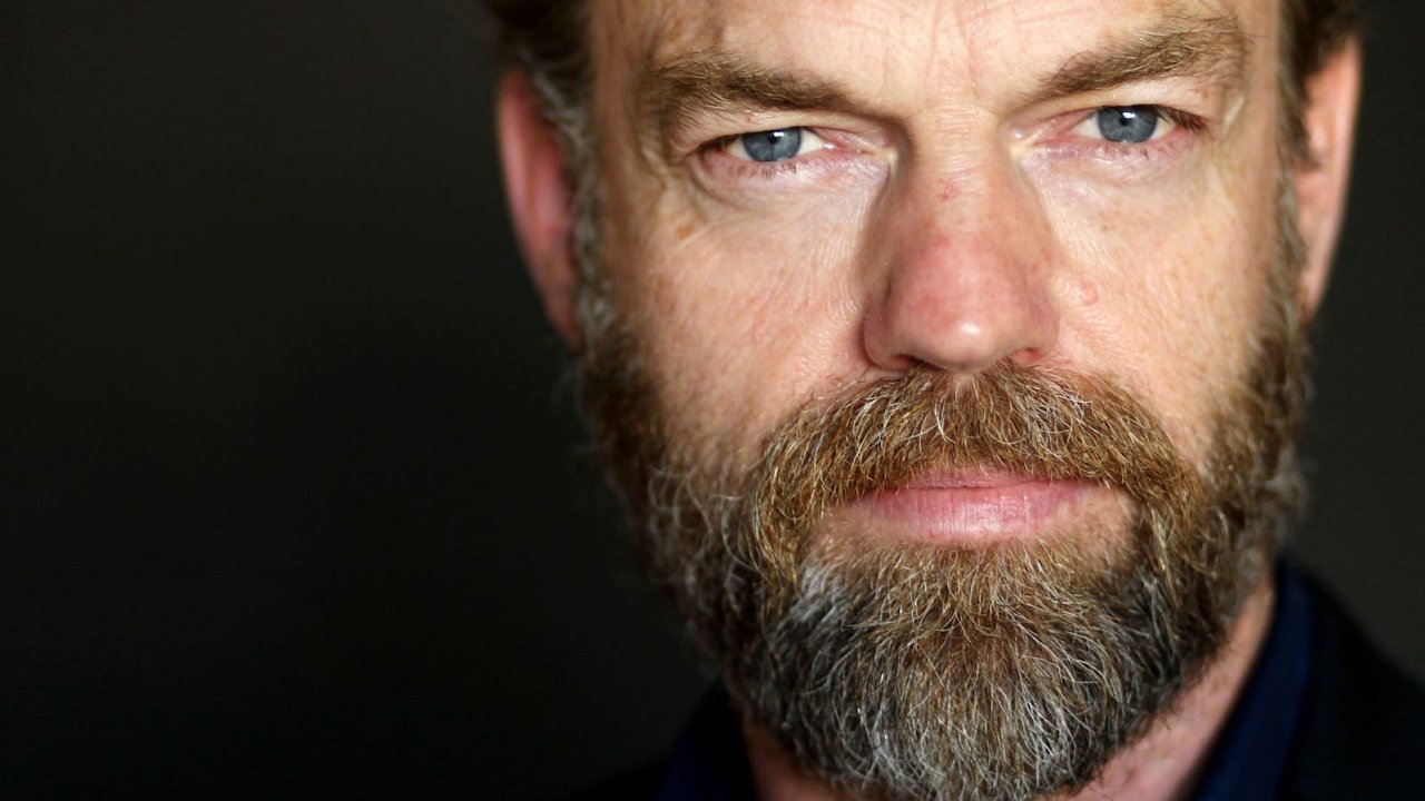Slow Horses: Hugo Weaving raggiunge Gary Oldman nel cast della Stagione 4