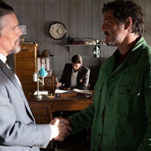 Strange Way of Life: Ethan Hawke e Pedro Pascal si stringono la mano