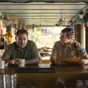 Florida Man: Anthony LaPaglia e Paul Schneider in una scena