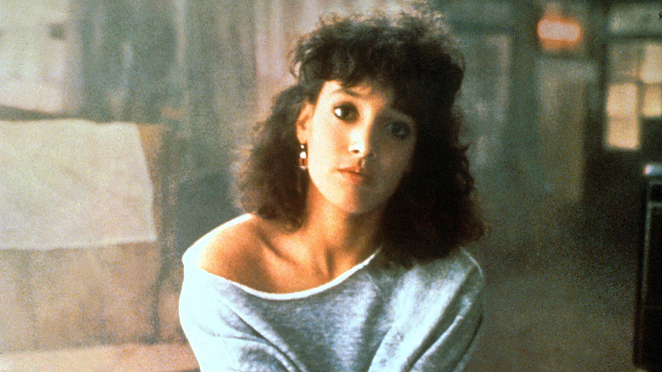 Flashdance, la felpa con la spalla tagliata di Jennifer Beals? 'L'ho tagliata perché non mi passava la testa'