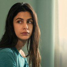 Tutto chiede salvezza: Fotinì Peluso in una scena della serie Netflix