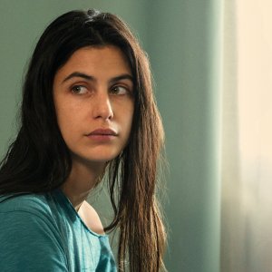 Tutto chiede salvezza: Fotinì Peluso in una scena della serie Netflix