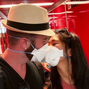 L'appuntamento più lungo di sempre: Khani Le e Matt Robertson in un bacio 'mascherato'