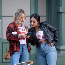 How I Met Your Father 2: Hilary Duff e Francia Raisa in una scena