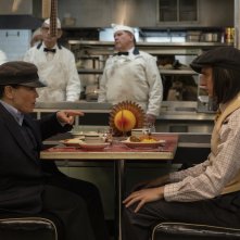 La fantastica signora Maisel 5: Rachel Brosnahan e Alex Borstein in una scena dell'ultima stagione