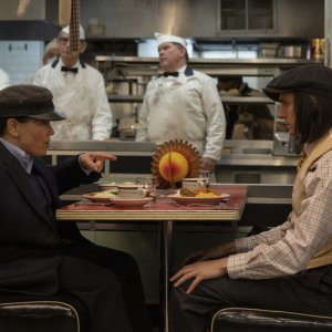 La fantastica signora Maisel 5: Rachel Brosnahan e Alex Borstein in una scena dell'ultima stagione